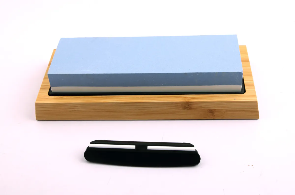 byGaard WKS2601 Wetstone knivslibersæt: Slibesten: 18*6*3 cm, 700g / Slibestenholder i Bambus: 21*9cm, 260g / Knivholder (vinkellære): 9*10*1.8cm, 16g, plast