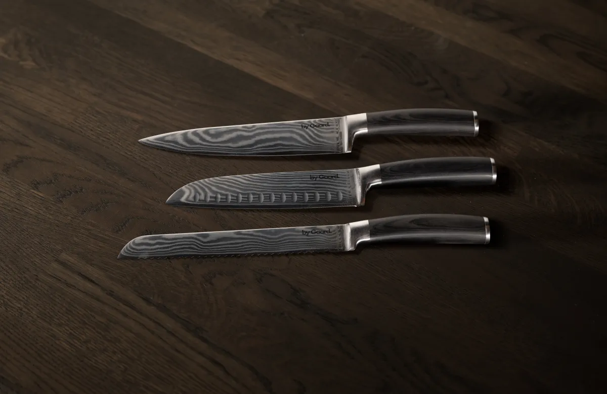 byGaard by Gaard DKS2528 Damascus Kniv Sæt 3 Dele - Chef Kniv, Santoku Kniv & Bread Kniv - FSC MIX 70%