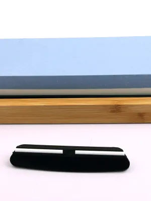 byGaard WKS2601 Wetstone knivslibersæt: Slibesten: 18*6*3 cm, 700g / Slibestenholder i Bambus: 21*9cm, 260g / Knivholder (vinkellære): 9*10*1.8cm, 16g, plast